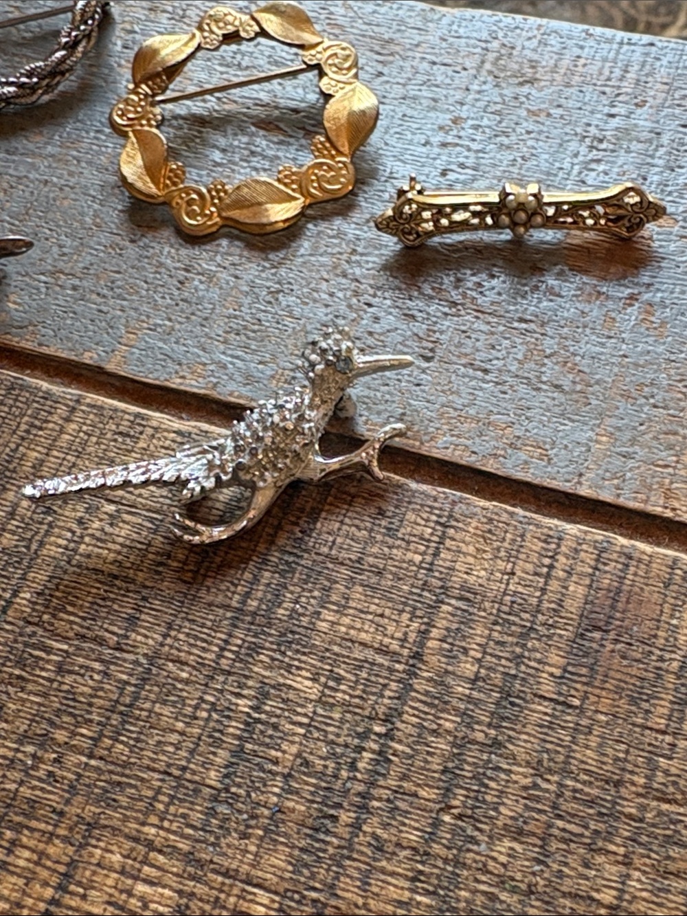 Mixed Vintage Pins and Brooches - Gold & Silver Tones - Picture 4 of 7